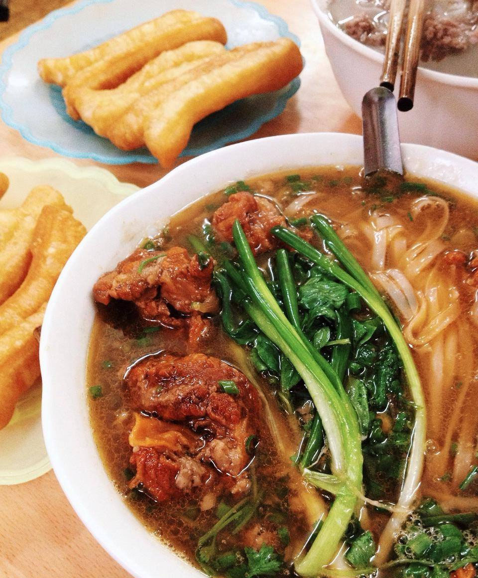 Cách nấu phở bò sốt vang ngon